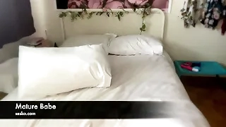 Seska chases her orgasm in this hot video