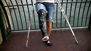 Hot MILF Lola Lynn fucks publicly while showing her broken leg and cast